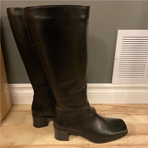 Square toed La Canadienne leather boots. Size 7.5